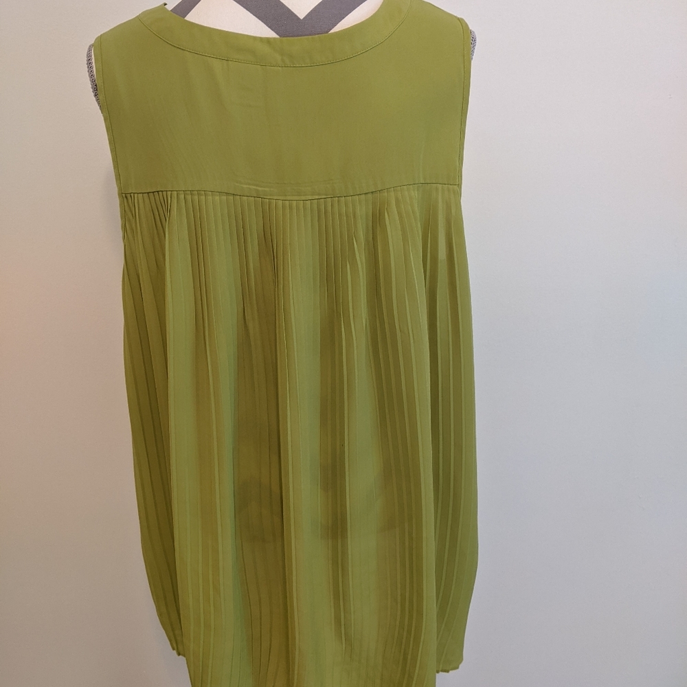 Pleated Back Top - Picture 3 of 6